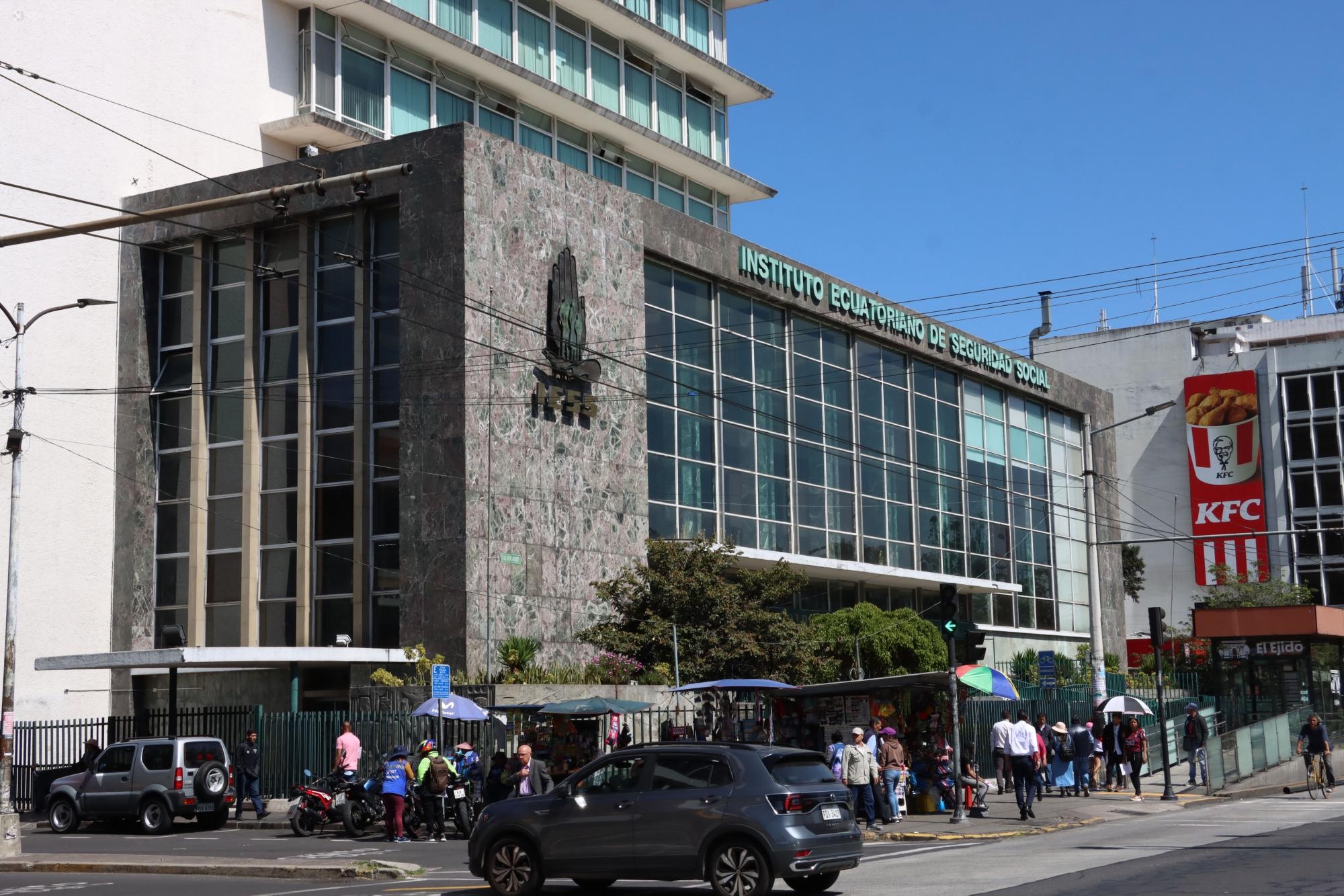 Frente al Edificio de la Caja del Seguro. Edificio Matriz del IESS. (Foto: API)