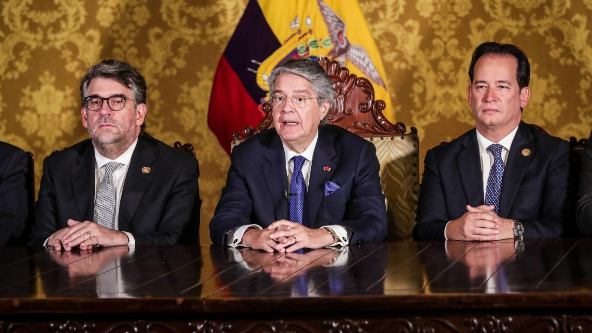 Fotografía tomada en el Salón Amarillo en Carondelet, el 17 de mayo de 2023, cuando se decretó la disolución de la Asamblea y las elecciones anticipadas. De derechaa izquierda: Sebastián Corral, exsecretario de la Administración Pública; Guillermo Lasso, expresidente; y Henry Cucalón, exministro de Gobierno. (Flickr Presidencia)