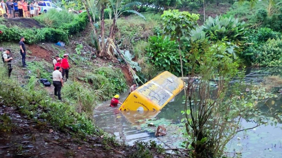 Imagen del bus que se siniestró este miércoles 15 de mayo. (Cortesía de la Comisión de Tránsito)