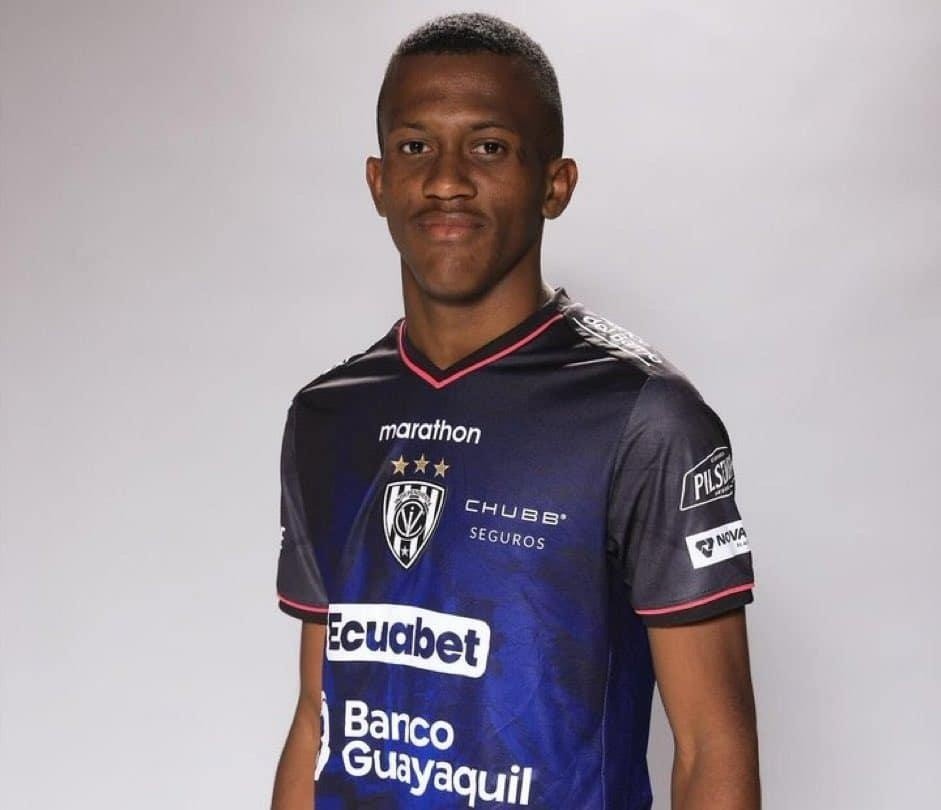 Justin Lerma posa con la camiseta de Independiente del Valle (Foto: Internet)