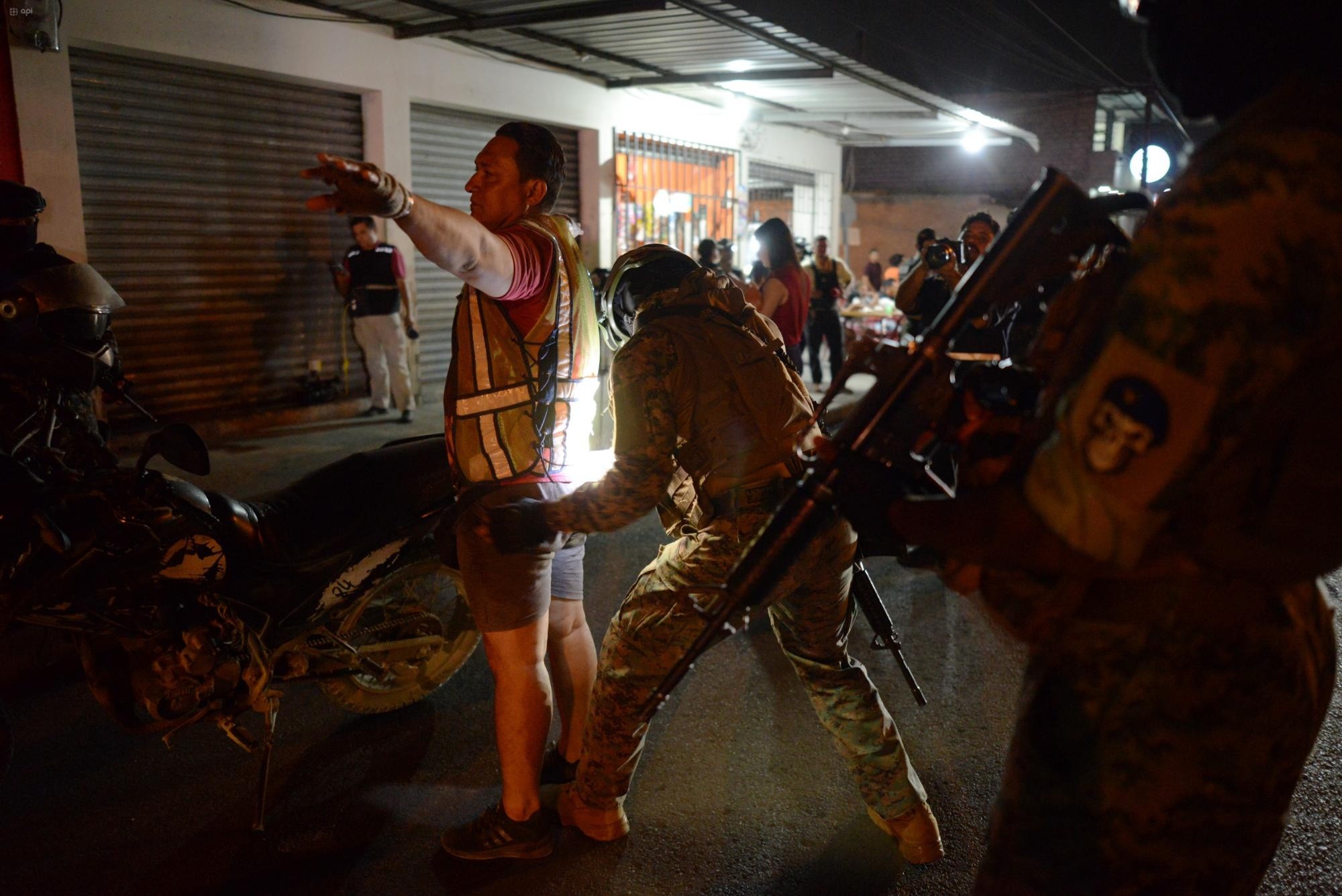 Imagen de un operativo antidelincuencial de la Policía Nacional y las Fuerzas Armadas en Durán, la noche de este (Gerardo Menoscal / API)