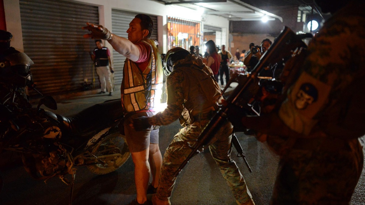 Imagen de un operativo antidelincuencial de la Policía Nacional y las Fuerzas Armadas en Durán, la noche de este (Gerardo Menoscal / API)