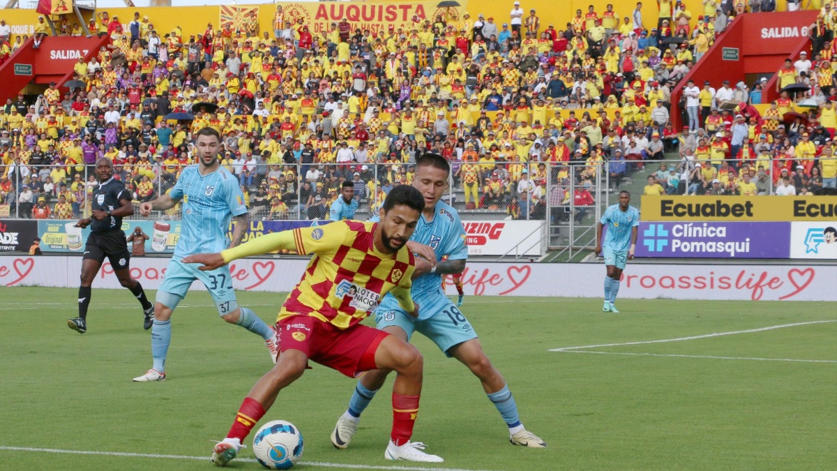 Jeison Medina disputa el balón contra un jugador de Universidad Católica (API)