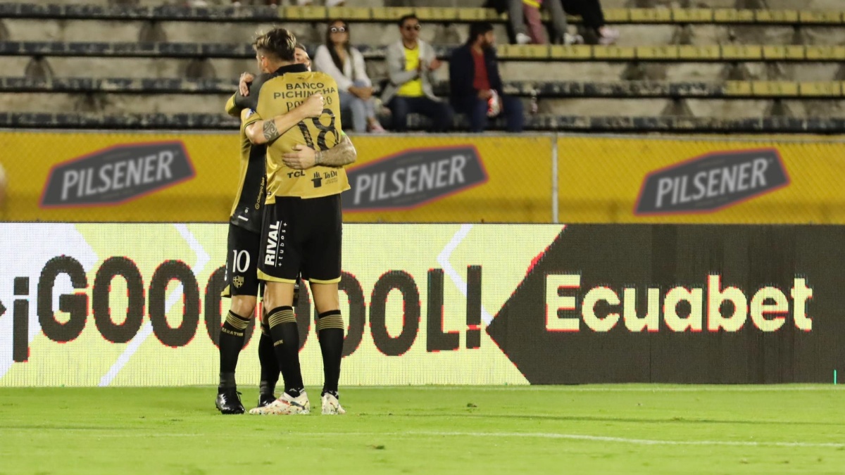 Damían Díaz y Francisco Fydriszewski celebran el gol de la victoria de Barcelona SC (API)