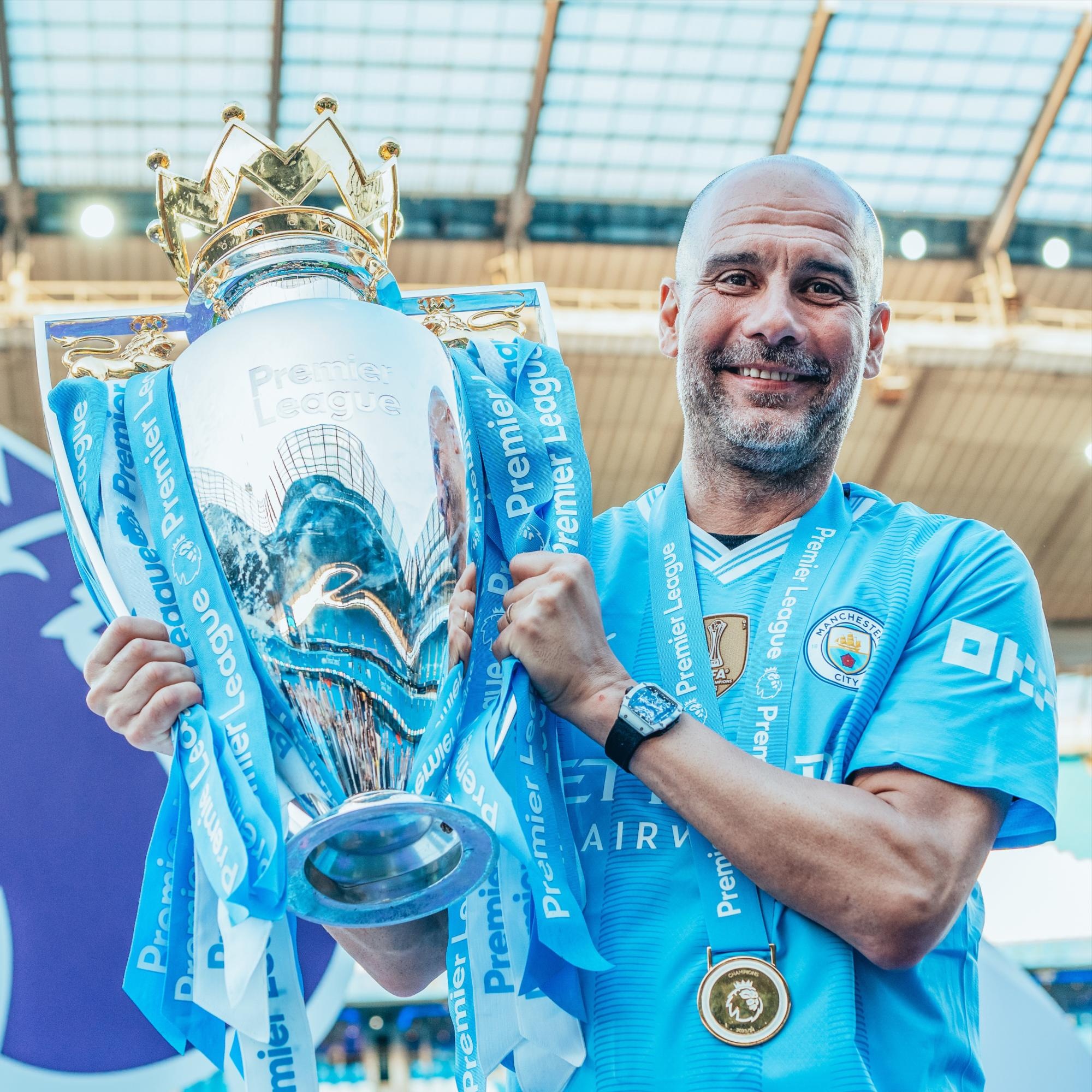 Pep Guardiola posa con el trofeo de la Premier League 2024 (Foto: Manchester City)