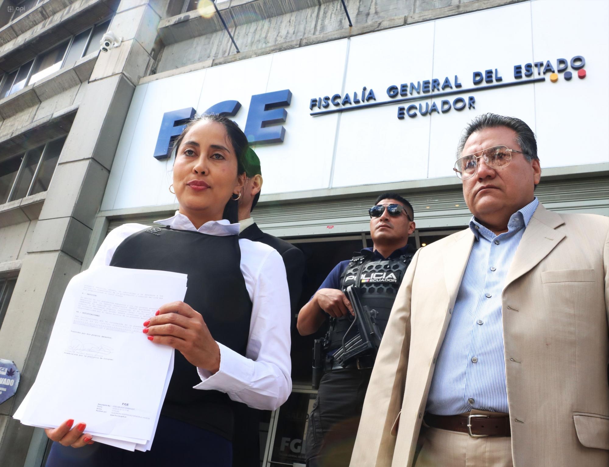 Asambleísta Gissella Molina en los exteriores de la Fiscalía, en Quito. (API)