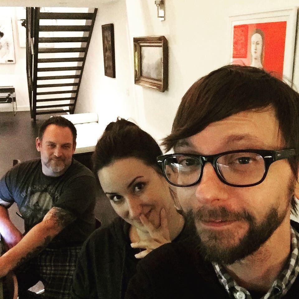 DJ Qualls en una reunión junto a su actual pareja Ty Olsson en 2018. (Cuenta de Instagram de @djqualls)