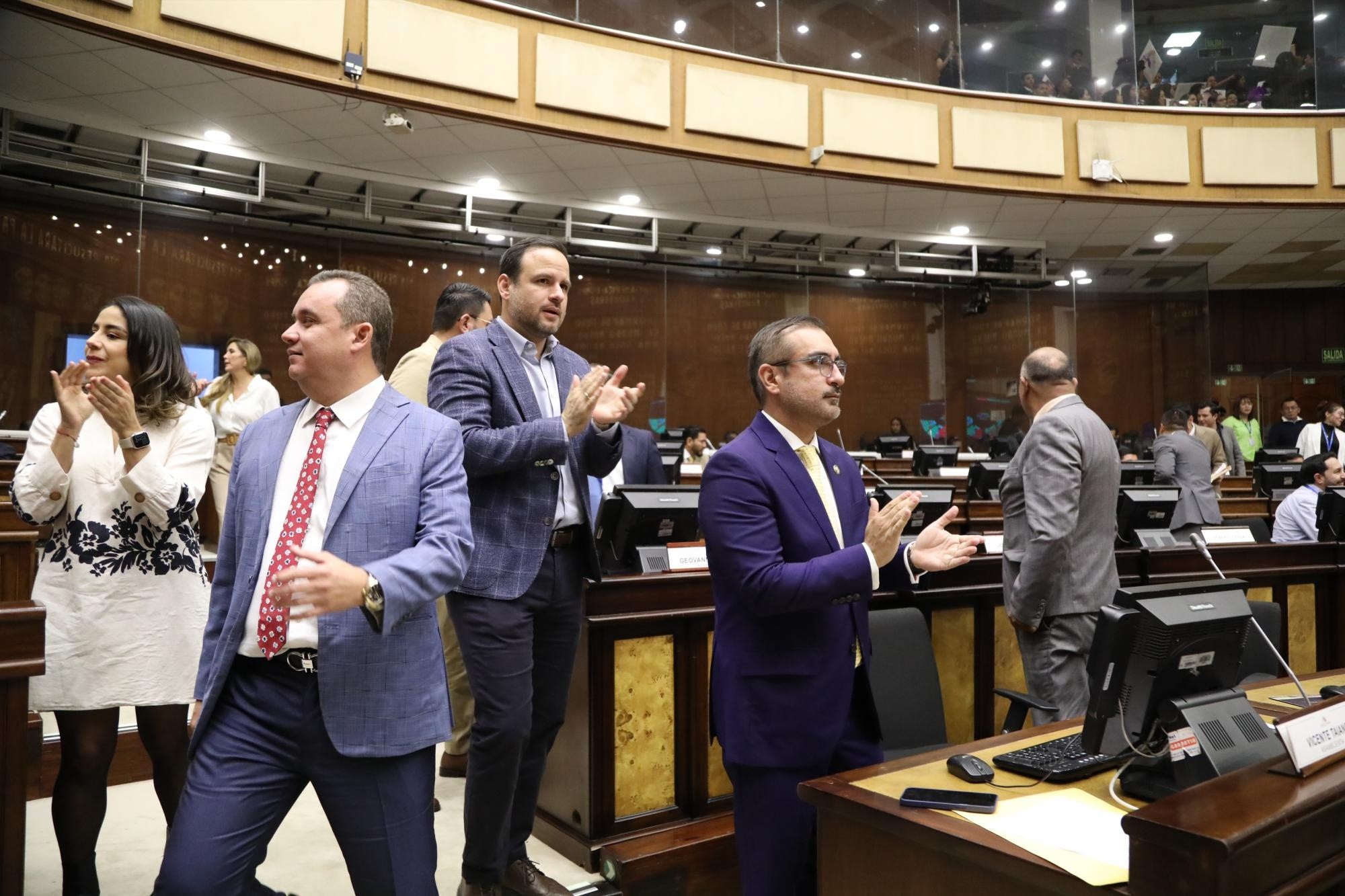 Asambleístas del PSC festejan que se haya aprobado su moción. (Flickr Asamblea)