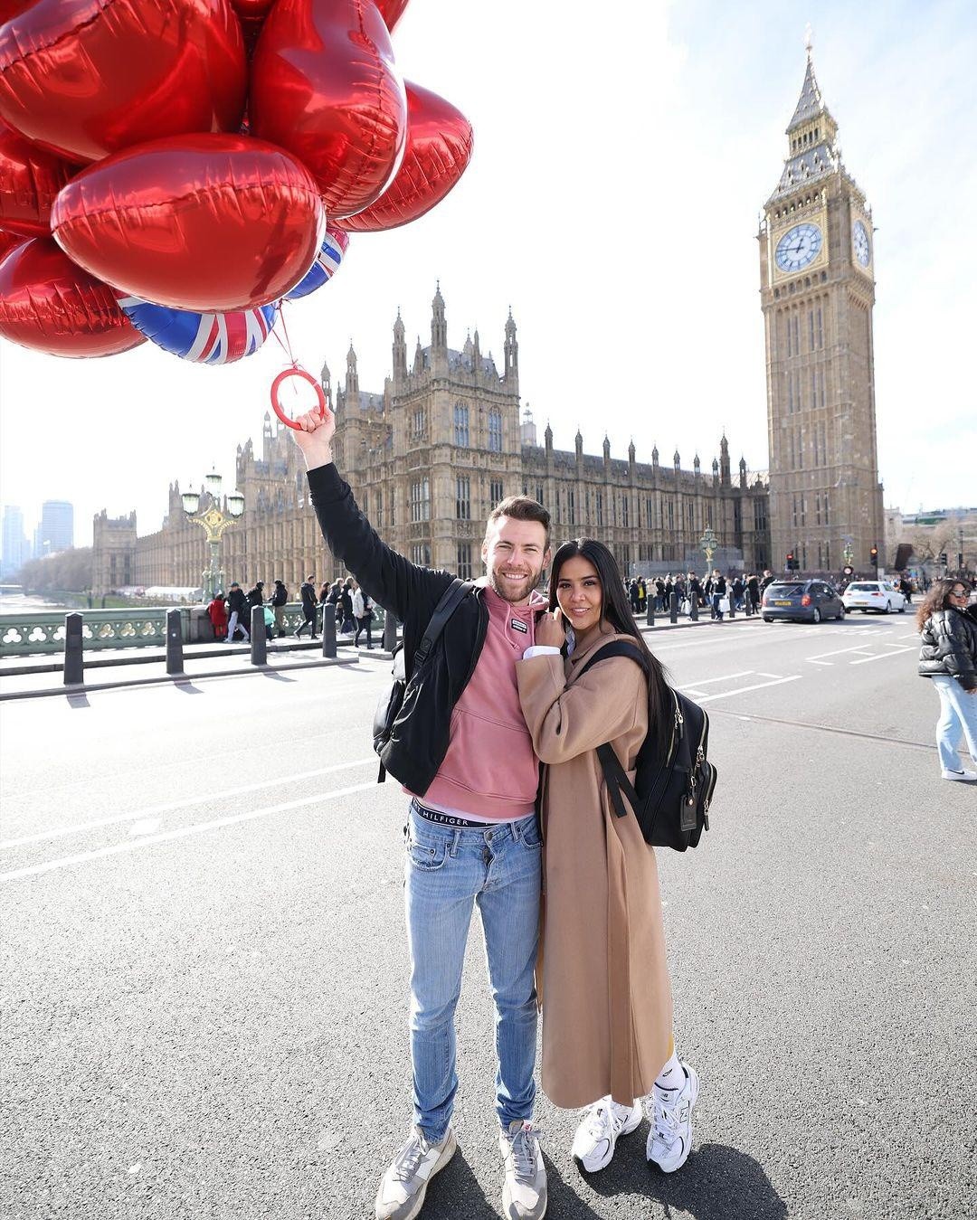 Michela Pincay junto a su pareja Alexis Marle en Inglaterra. (Cuenta de Instagram de @michelapinbu)