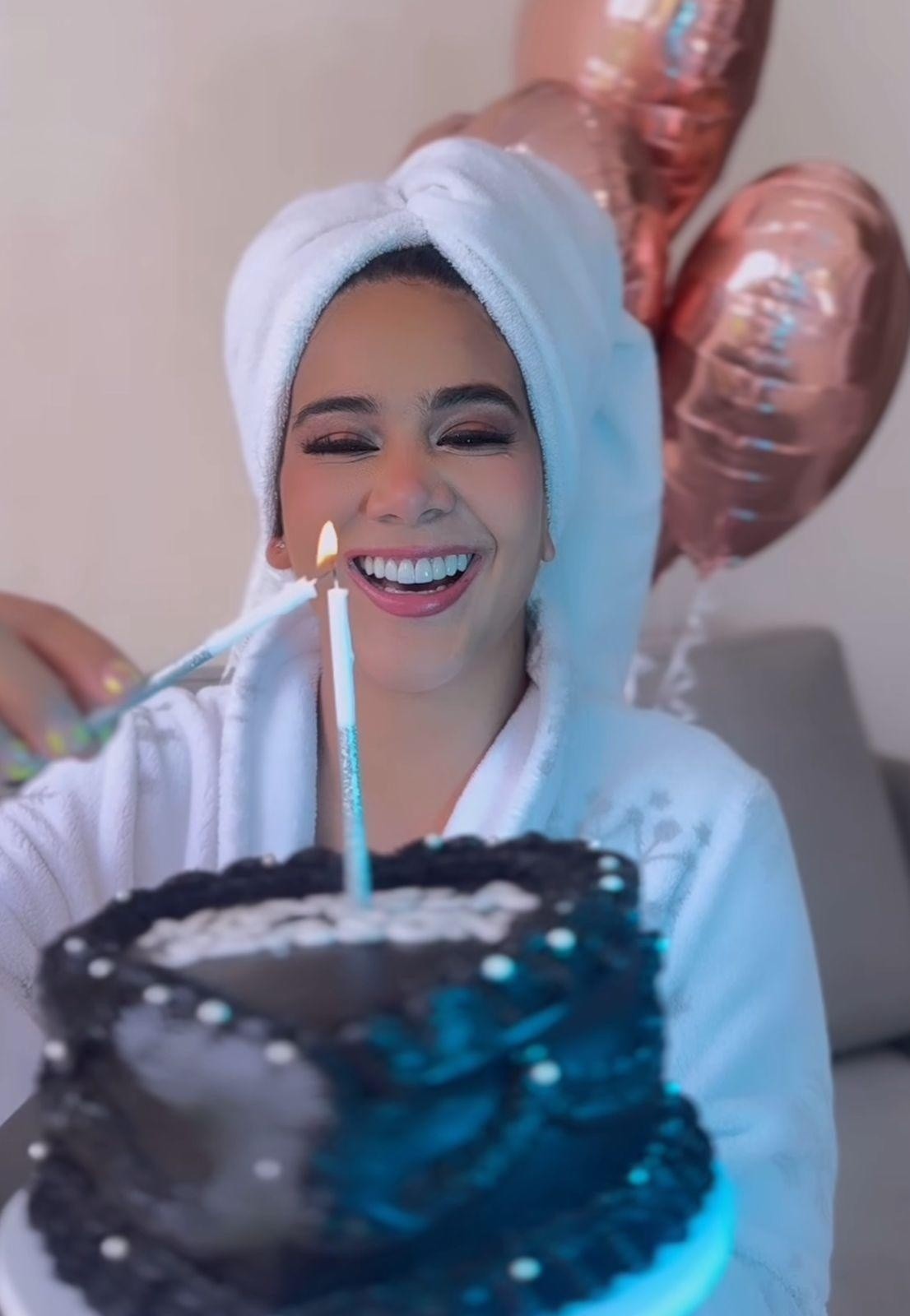 Michela Pincay soplando la vela de su pastel de cumpleaños. (Cuenta de Instagram de @michelapinbu)