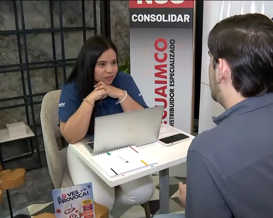 Foto de un joven en una feria laboral. (Televistazo en la Comunidad)