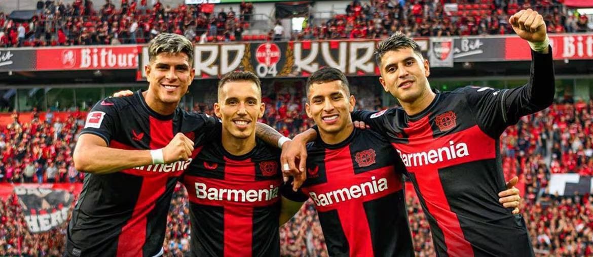 Piero Hincapié celebró el título junto a varios compañeros. (ARCHIVO)