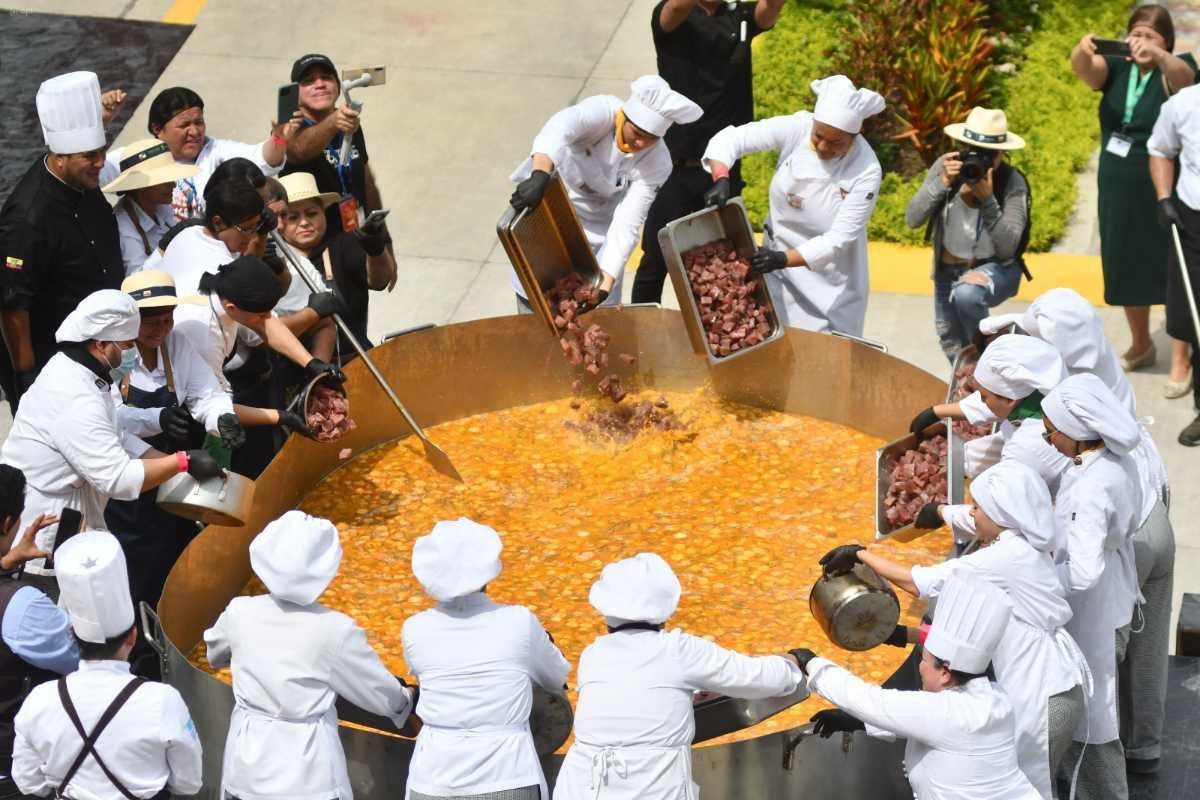 La capital manabita organizó un evento para convocar a los chefs y preparar la gigantesca sopa. (API)