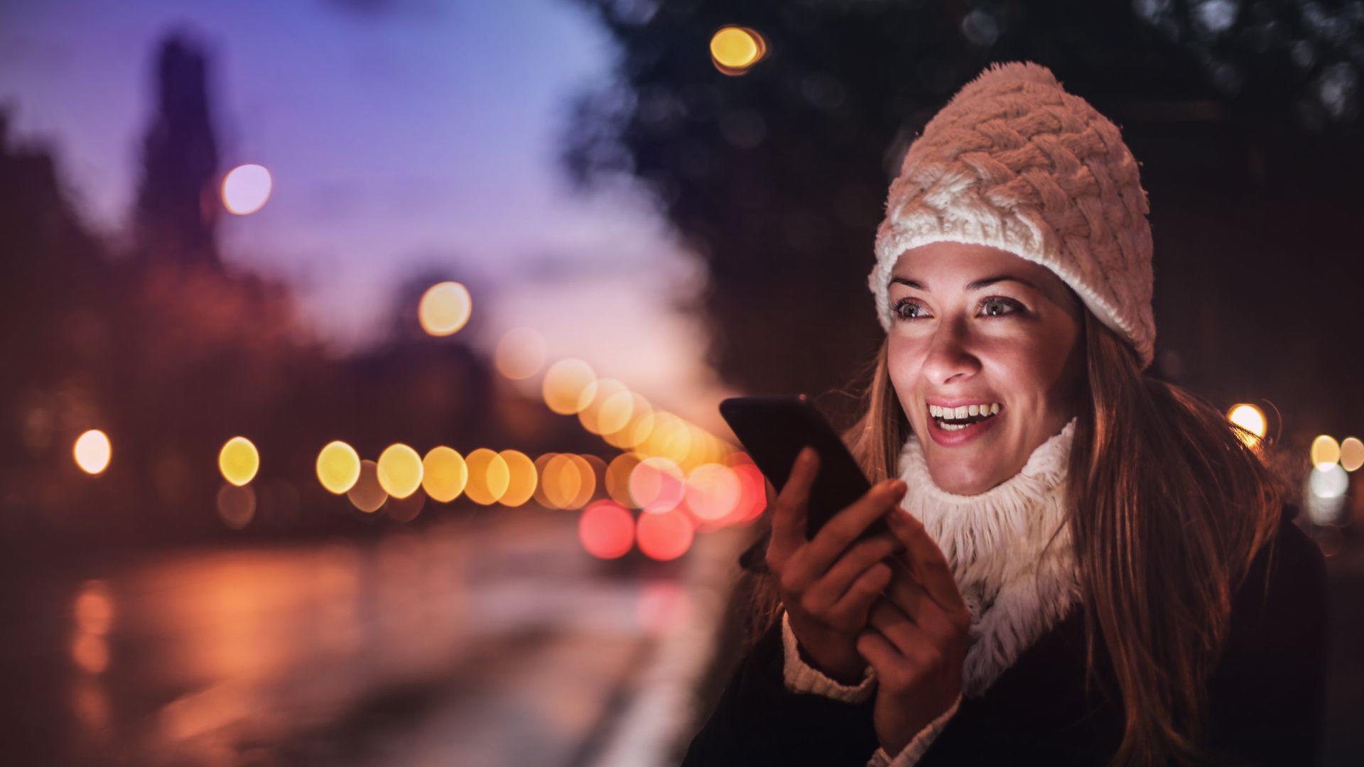 Imagen referencial: Mujer grabando audio. (Canva)