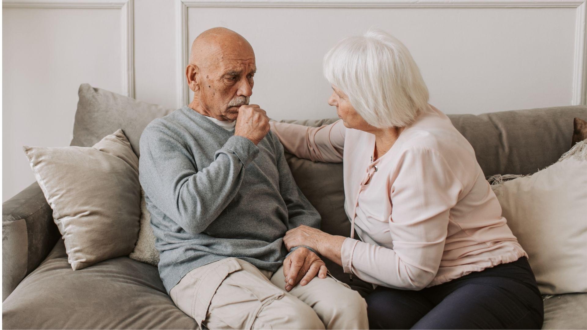 Imagen referencial: Hombre enfermo junto a su pareja. (Canva)