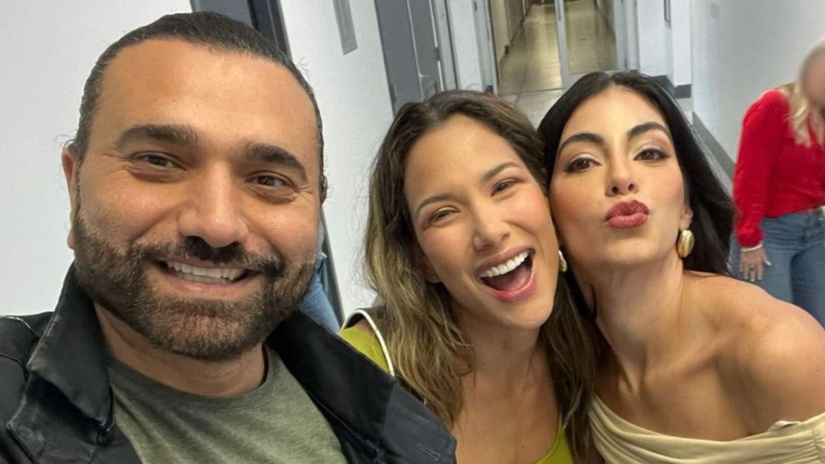 La también reina de belleza se tomó una fotografía con Alejandra Jaramillo y el productor venezolano Carlos Mesber (Corrtesía: Virginia Limongi)
