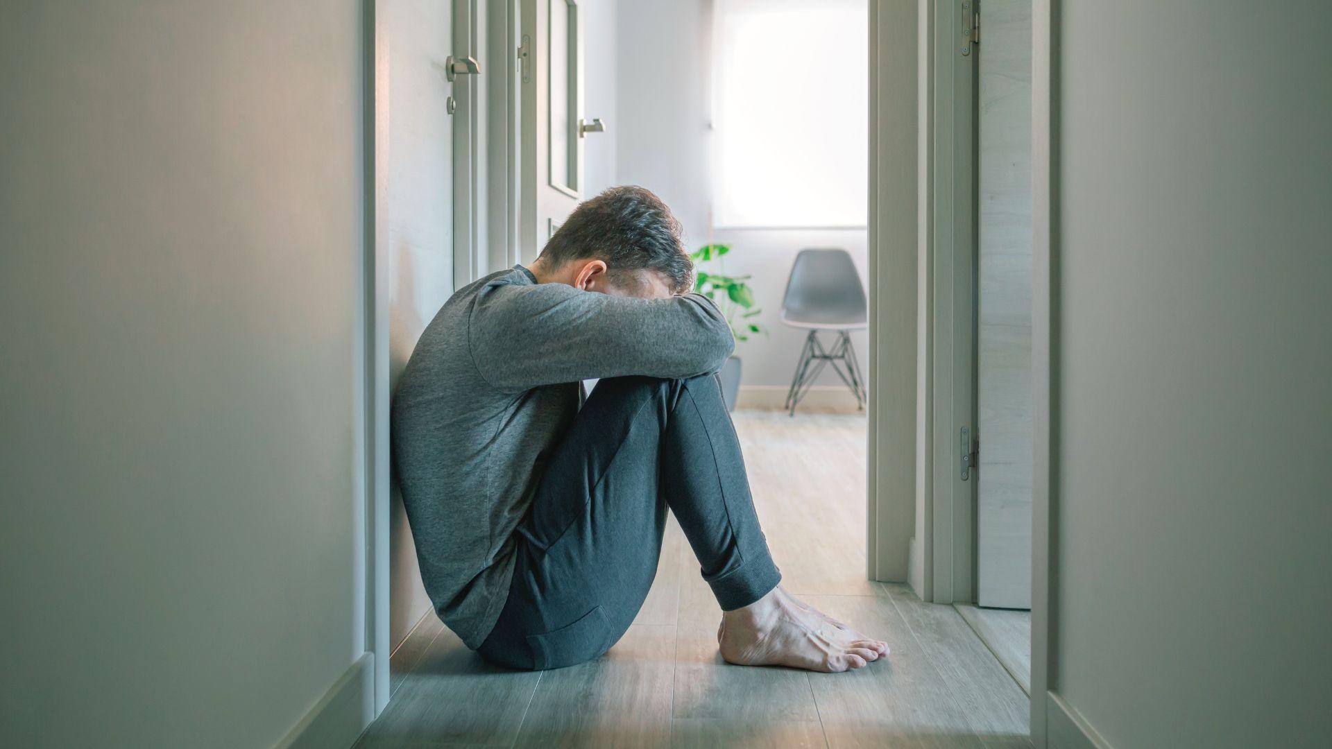 Imagen referencial: Hombre llorando en centro de cuidado mental. (Canva)