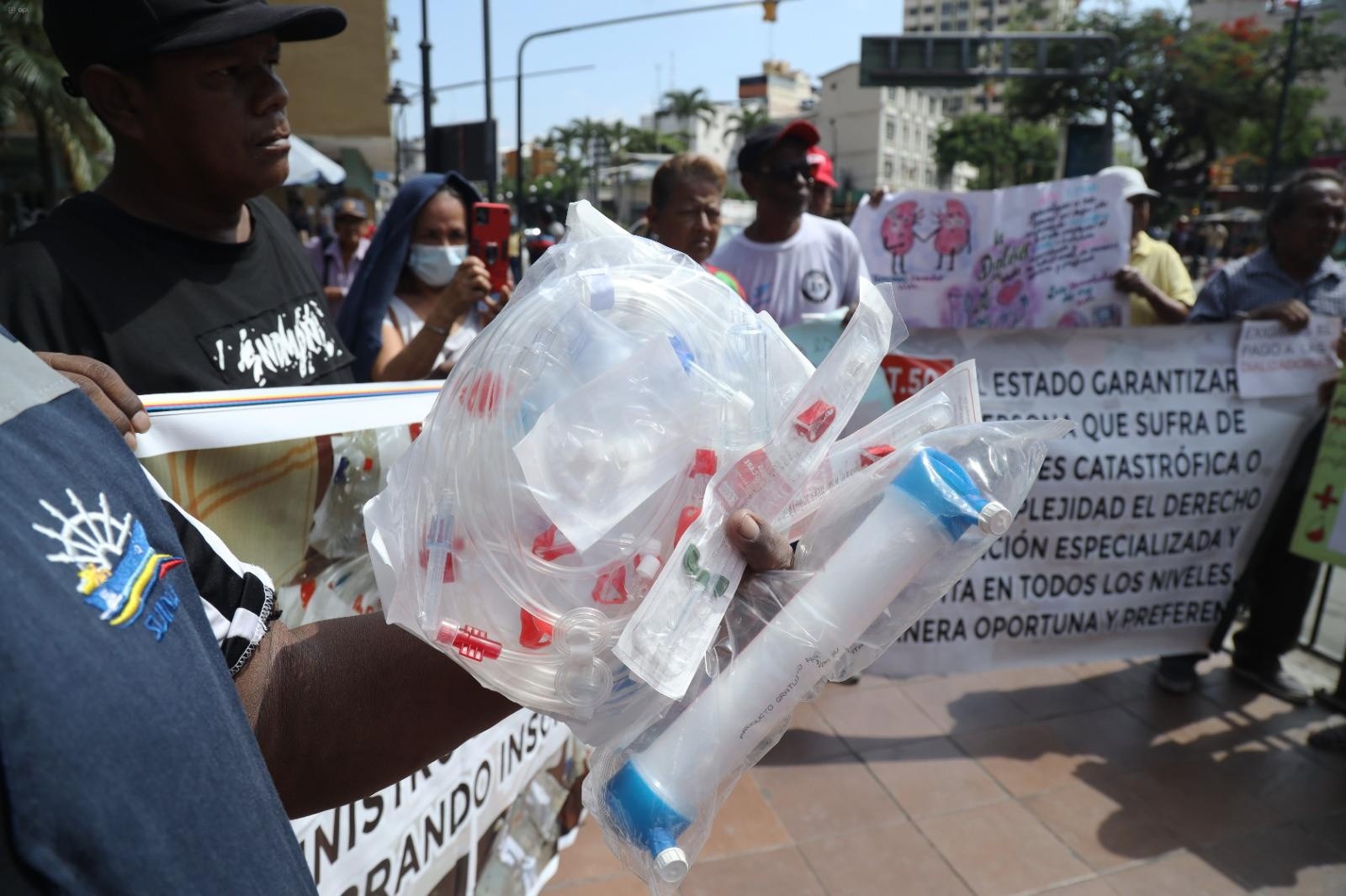Guayaquil, lunes 27 de mayo del 2024 Un grupo de pacientes renales se apostaron en los bajos de la Caja del Seguro para exigir al gobierno, el pago que afecta la iliquidez en hospitales, clínicas y centros especializados con coberturas del MSP. (Fotos: César Muñoz/API)