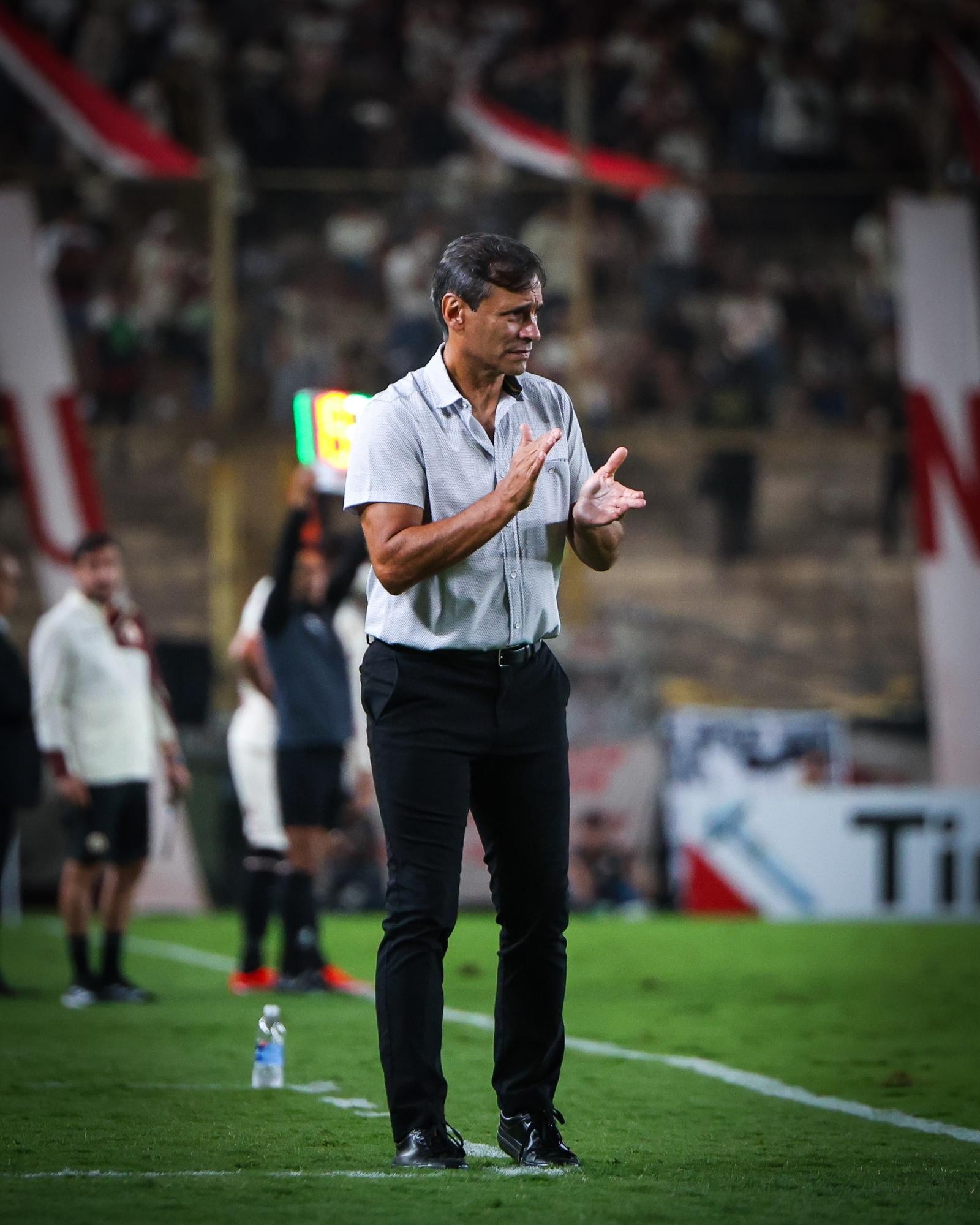 El entrenador Fabián Bustos en un partido con el Universitario de Perú (Foto. Universitario)
