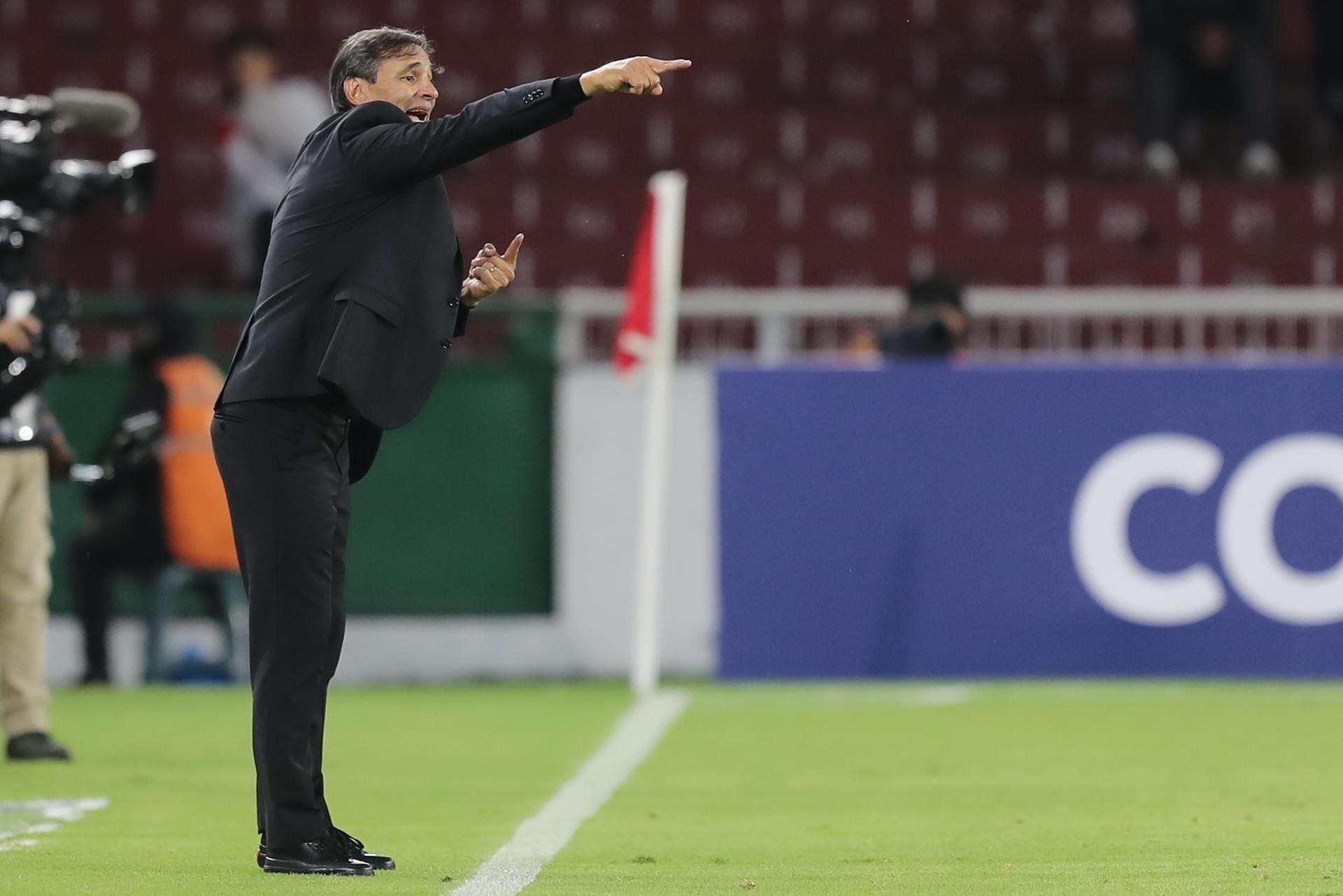El entrenador Fabián Bustos de Universitario en el partido de la fase de grupos de la Copa Libertadores entre LDU Quito y Universitario en el estadio Rodrigo Paz Delgado en Quito (Ecuador) (EFE)