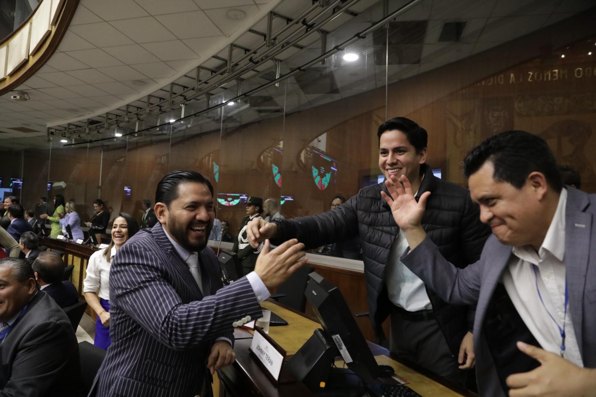 Otto Vera (izquierda) festeja tras la aprobación de la enmienda constitucional. (Flickr Asamblea)