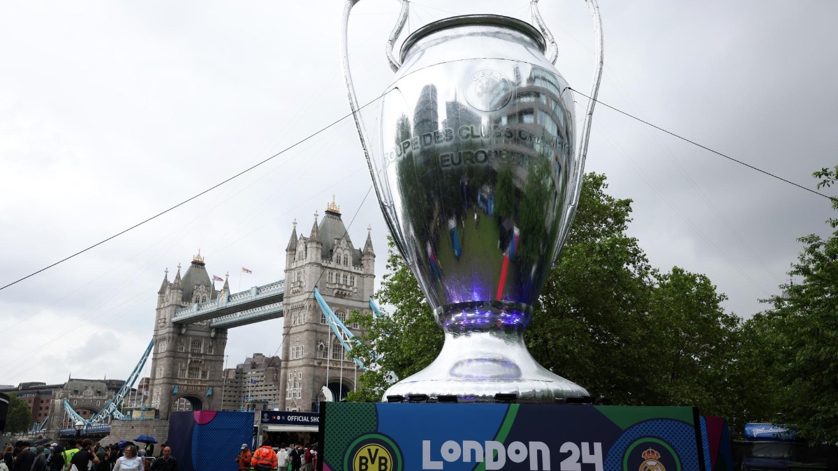 Réplica del trofeo de la Liga de Campeones en Londres. (EFE)