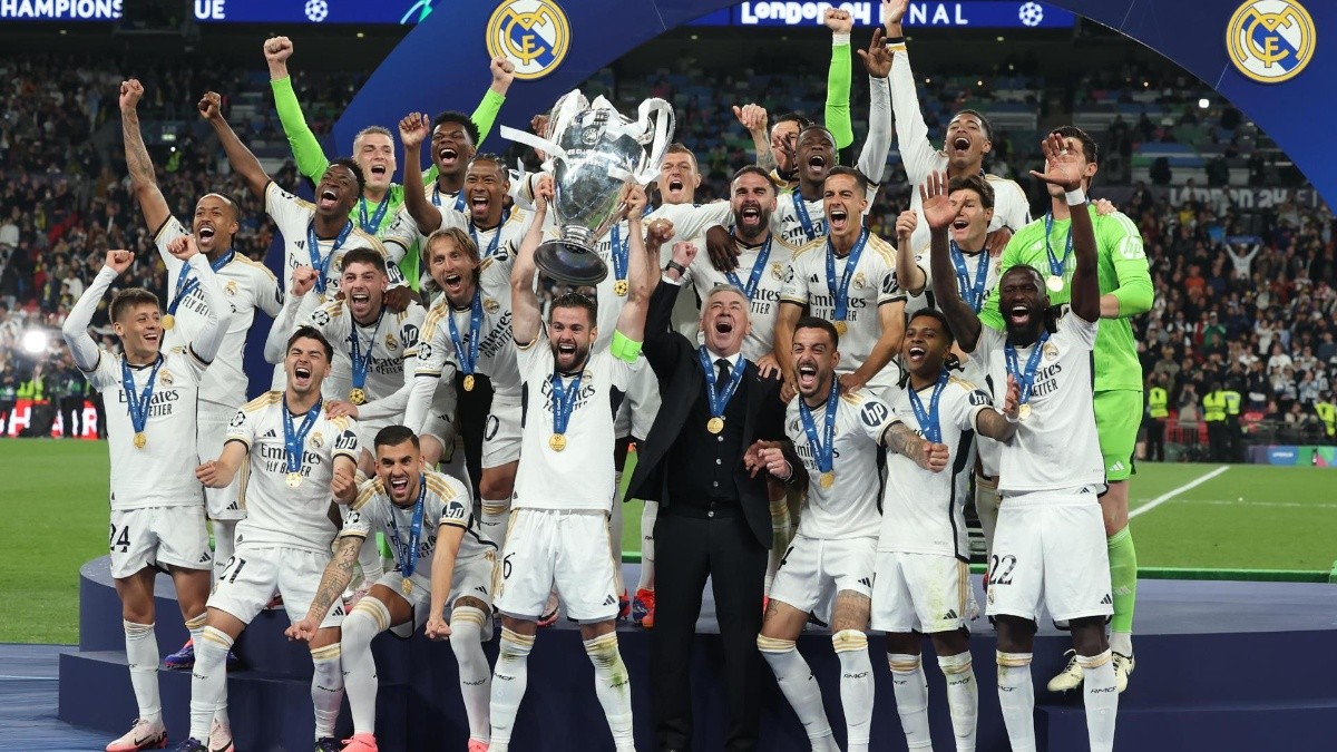 Los jugadores del Real Madrid celebran su victoria en la final de la Champions League (EFE)