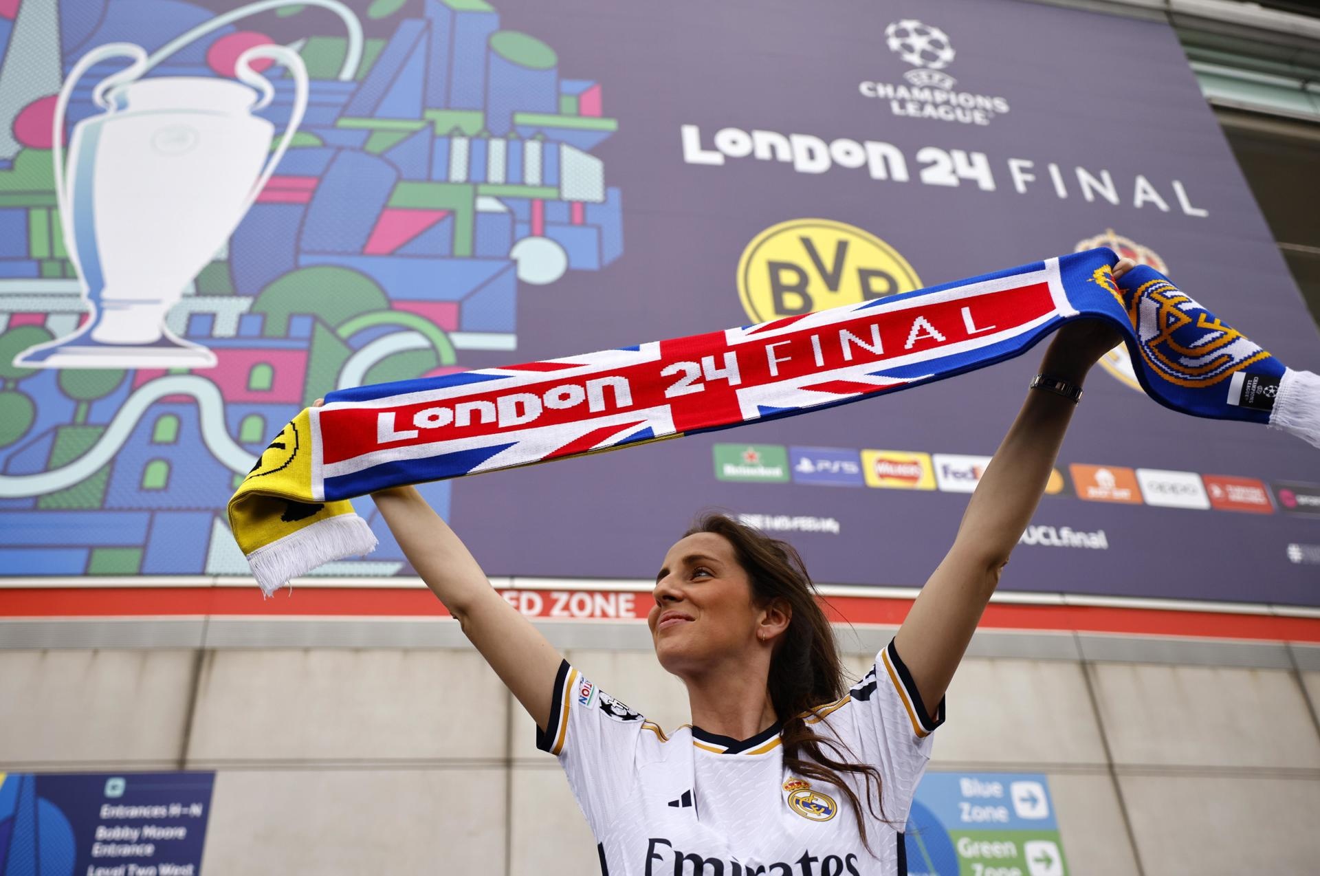 Los hinchas del Real Madrid y del Borussia Dortmund empiezan a llegar a Wembley (EFE)