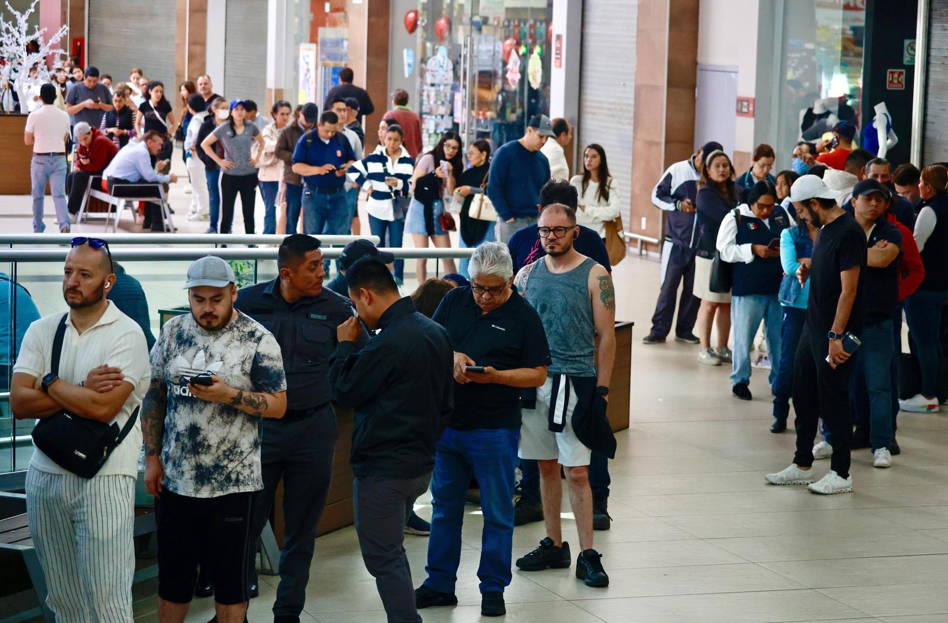 Ciudadanos hacen fila para emitir su voto en las elecciones generales mexicanas este domingo, en un colegio electoral en la ciudad de Toluca en el Estado de México (México). EFE/Felipe Gutiérrez (Felipe Gutiérrez / EFE)