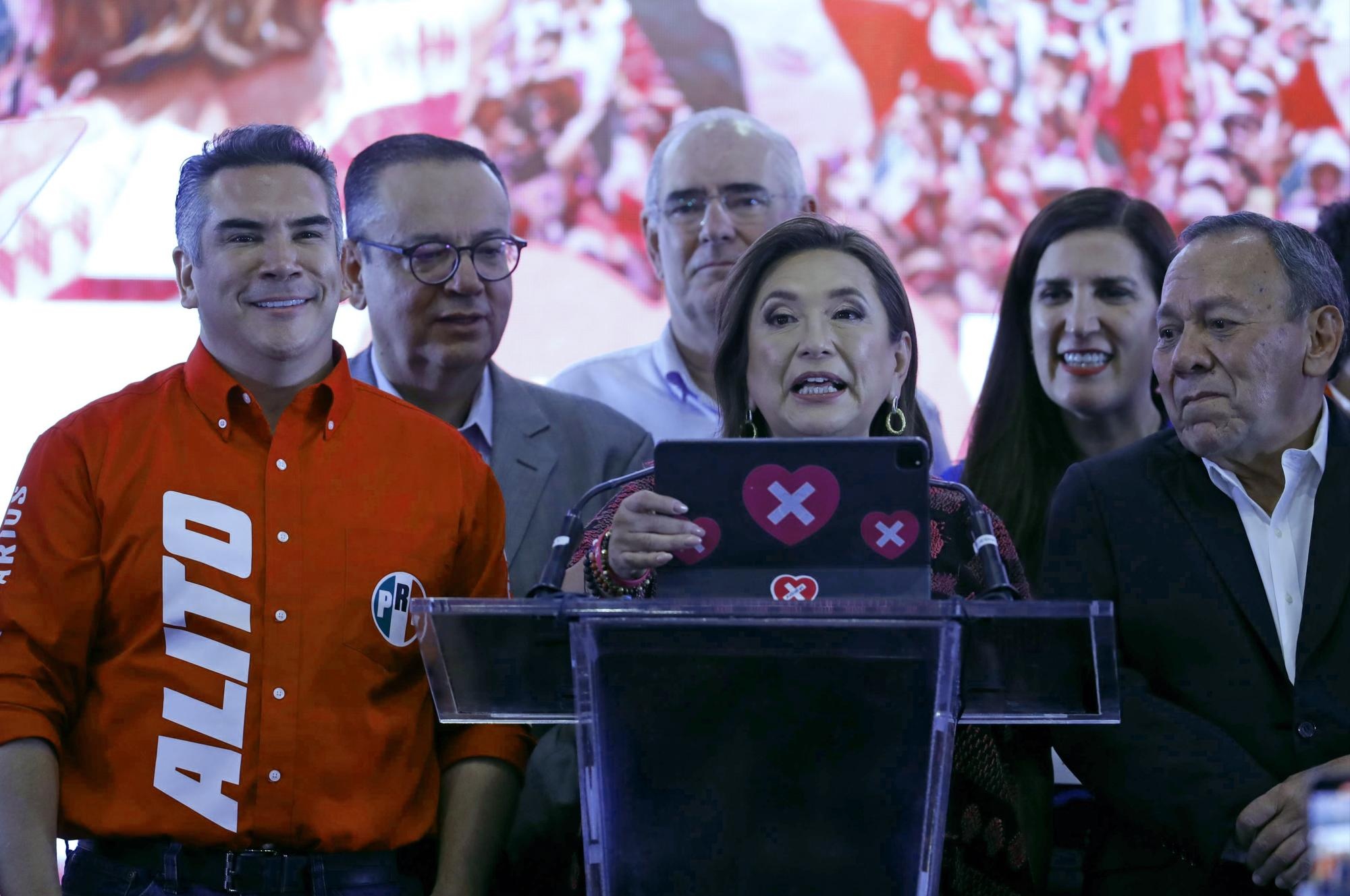 La candidata presidencial opositora Xóchitl Gálvez,habla durante una rueda de prensa este domingo, en Ciudad de México (Sáshenka Gutiérrez / EFE)