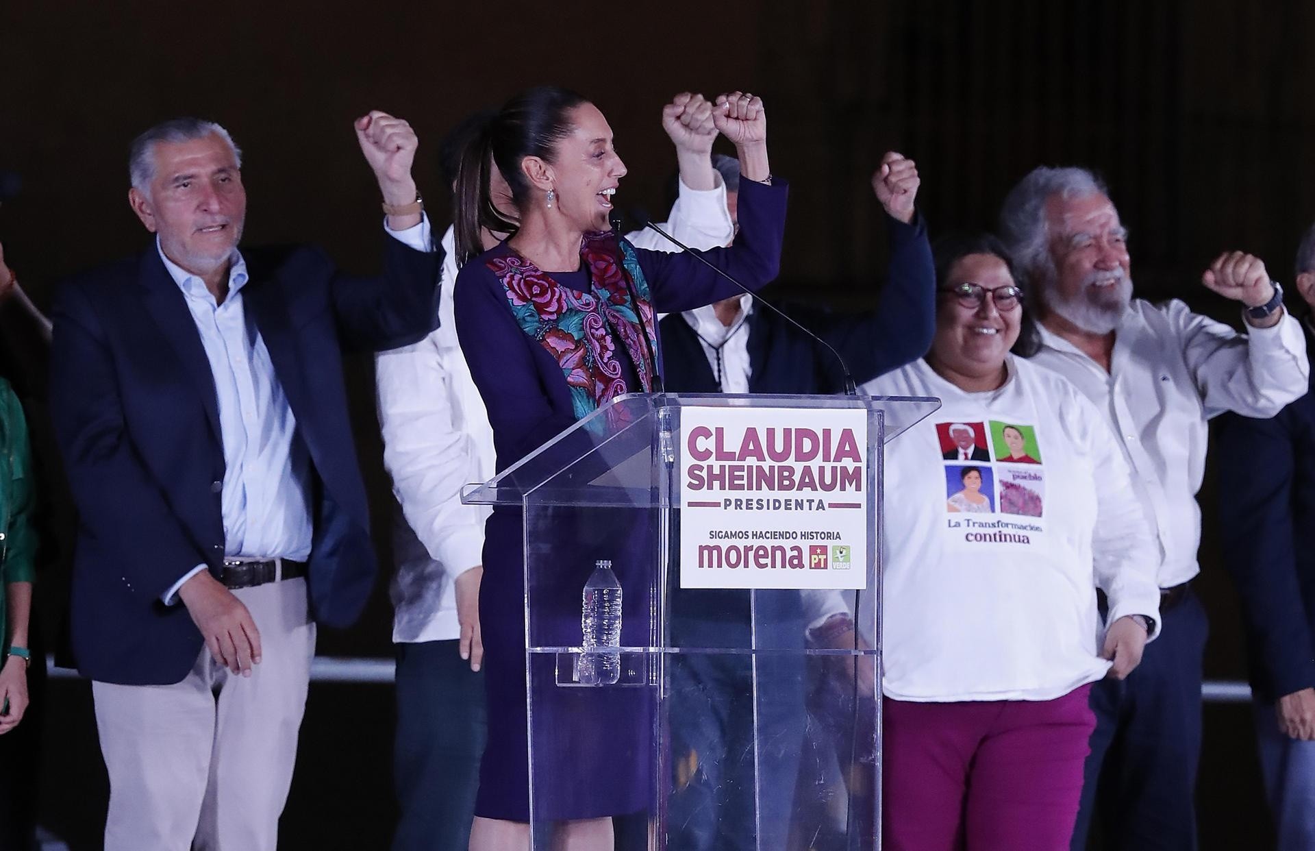 La oficialista Claudia Sheinbaum, ganadora de la elección, saluda a simpatizantes la madrugada de este lunes en la plancha del Zócalo en la Ciudad de México. (EFE)