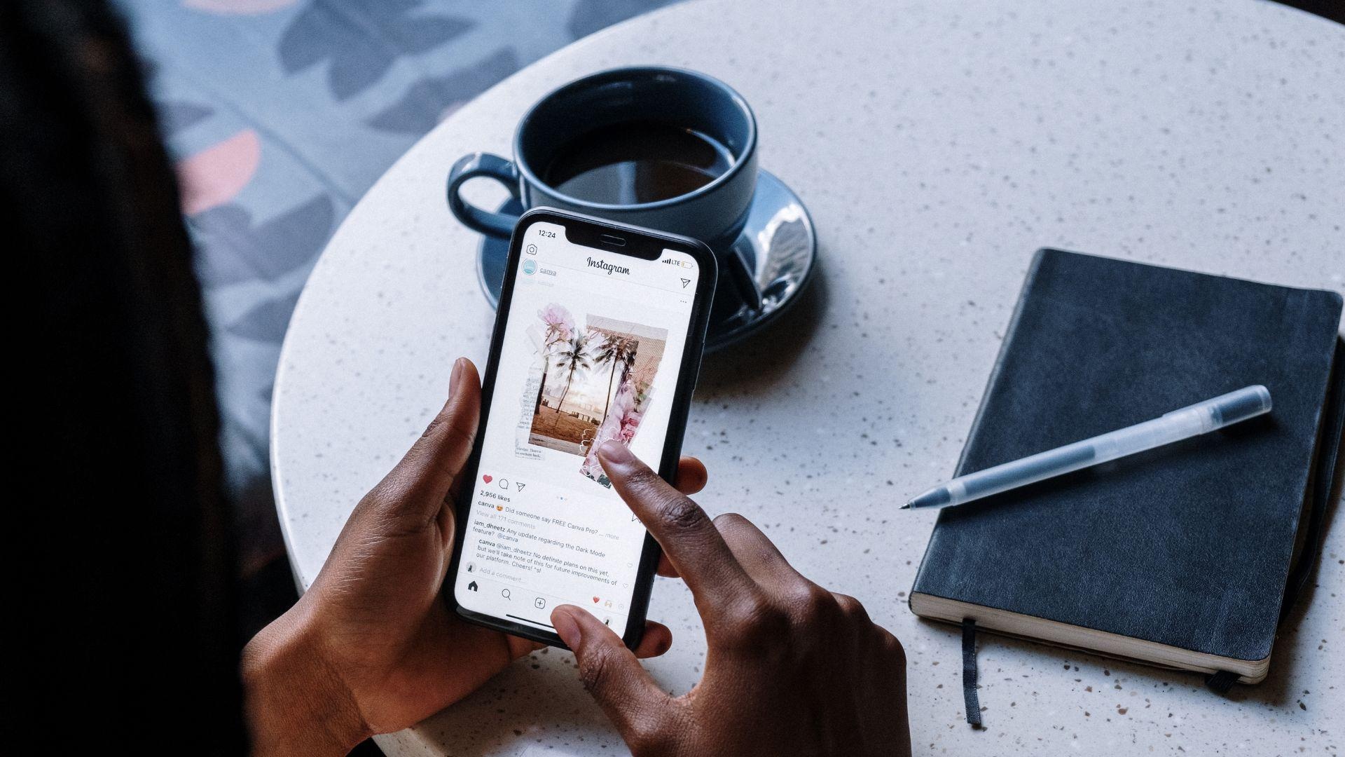 Imagen referencial: Mujer navegando en Instagram. (Canva)