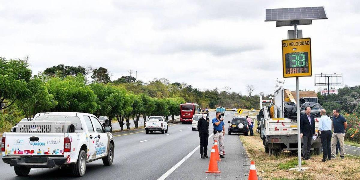 Un fotorradar en vía a la Costa. (Cortesía)