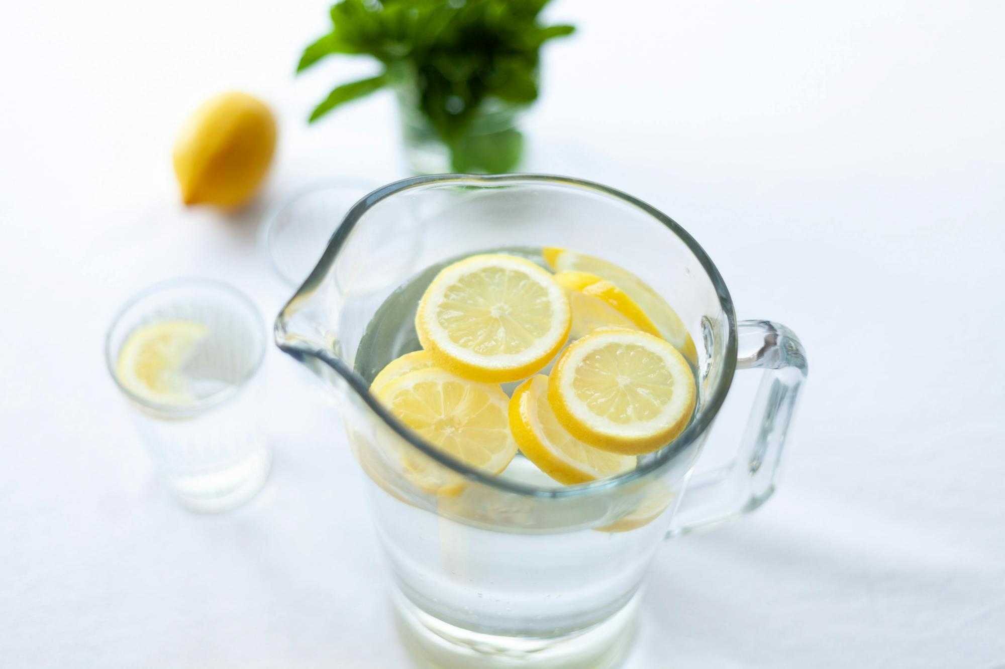 Imagen referencial: Agua con limón. (Canva)