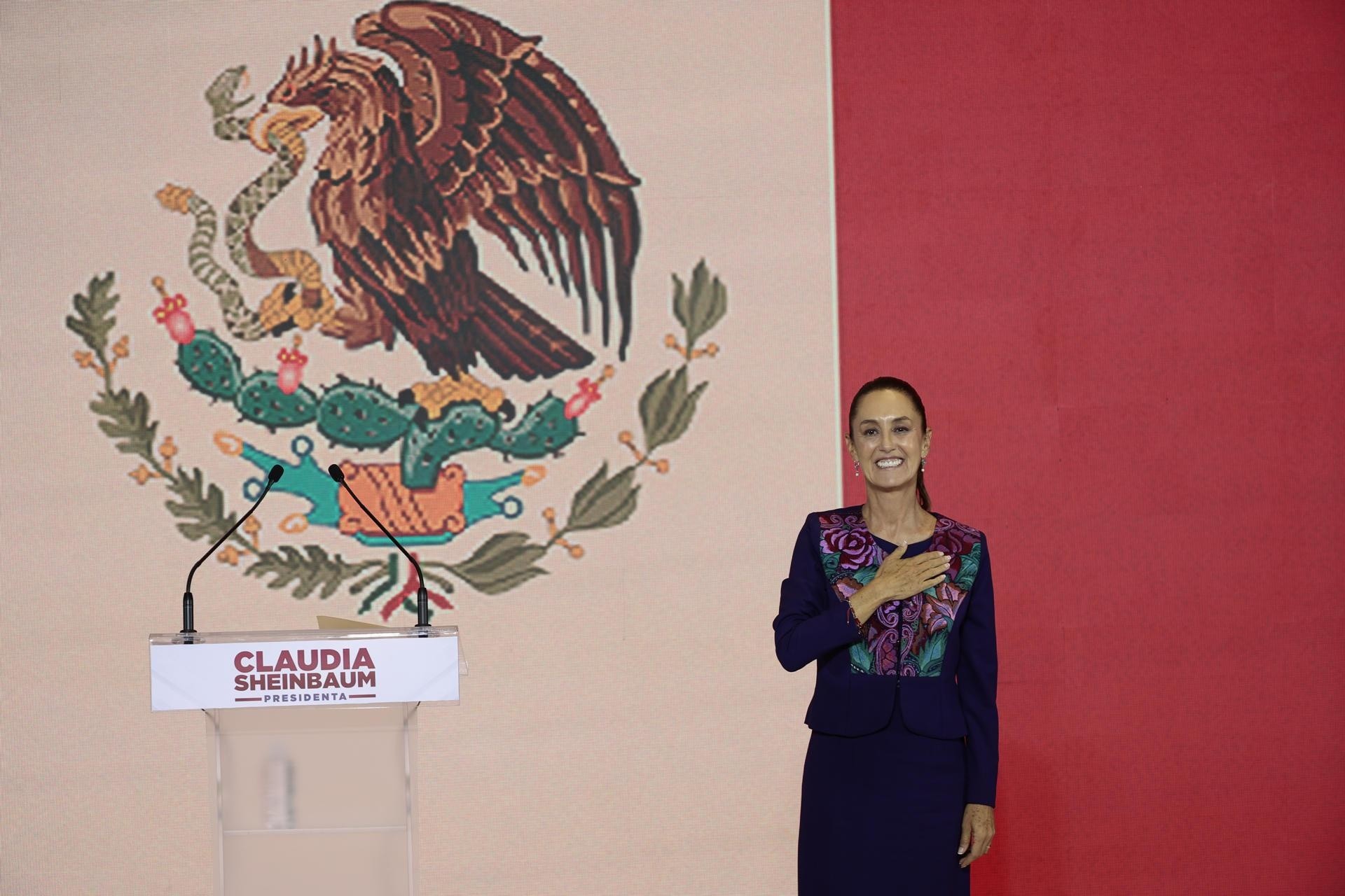 La candidata oficialista a la presidencia de México, Claudia Sheinbaum, habla durante una conferencia de prensa en la Ciudad de México. (EFE)