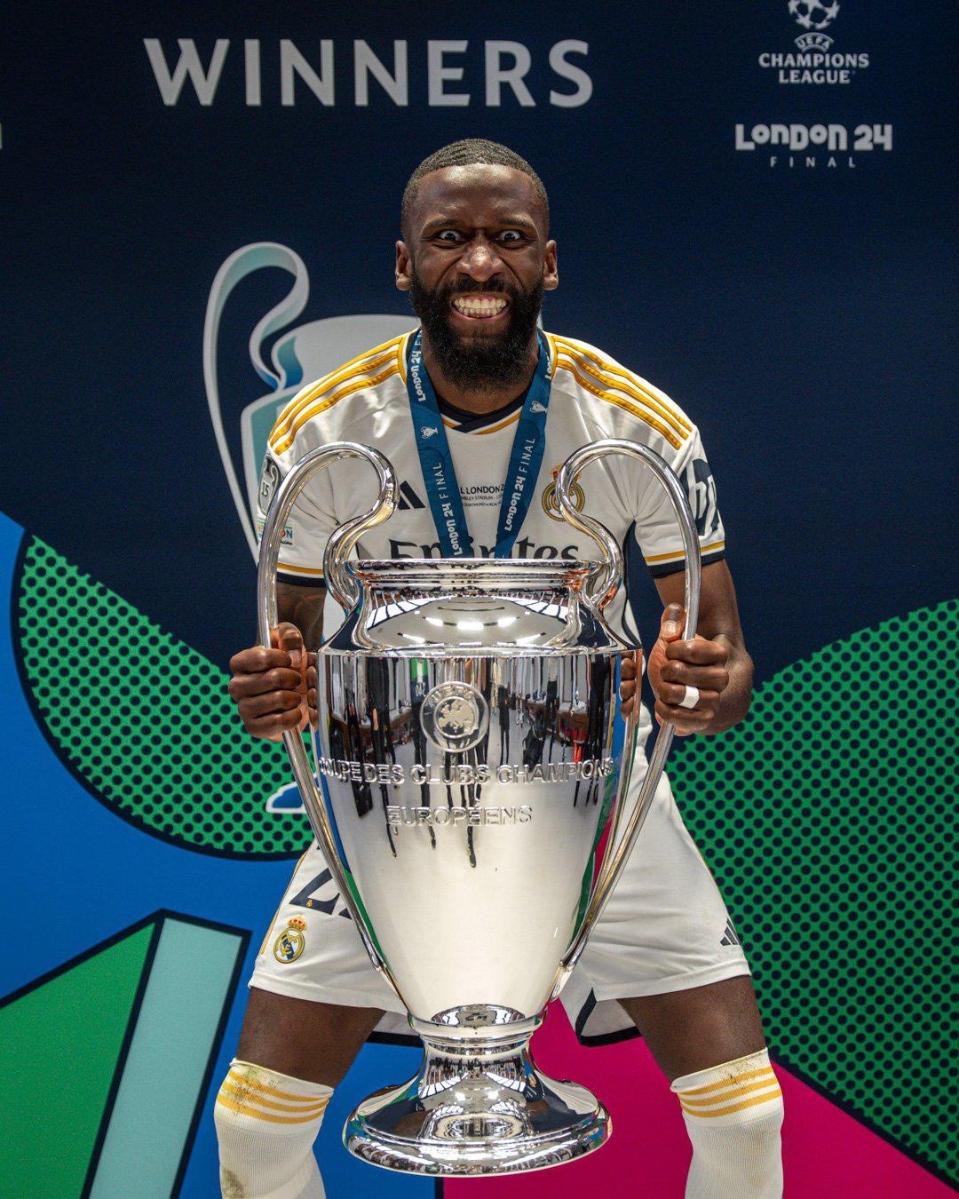 Rüdiger con el trofeo de la Champions League. (Cuenta X @ToniRuediger)
