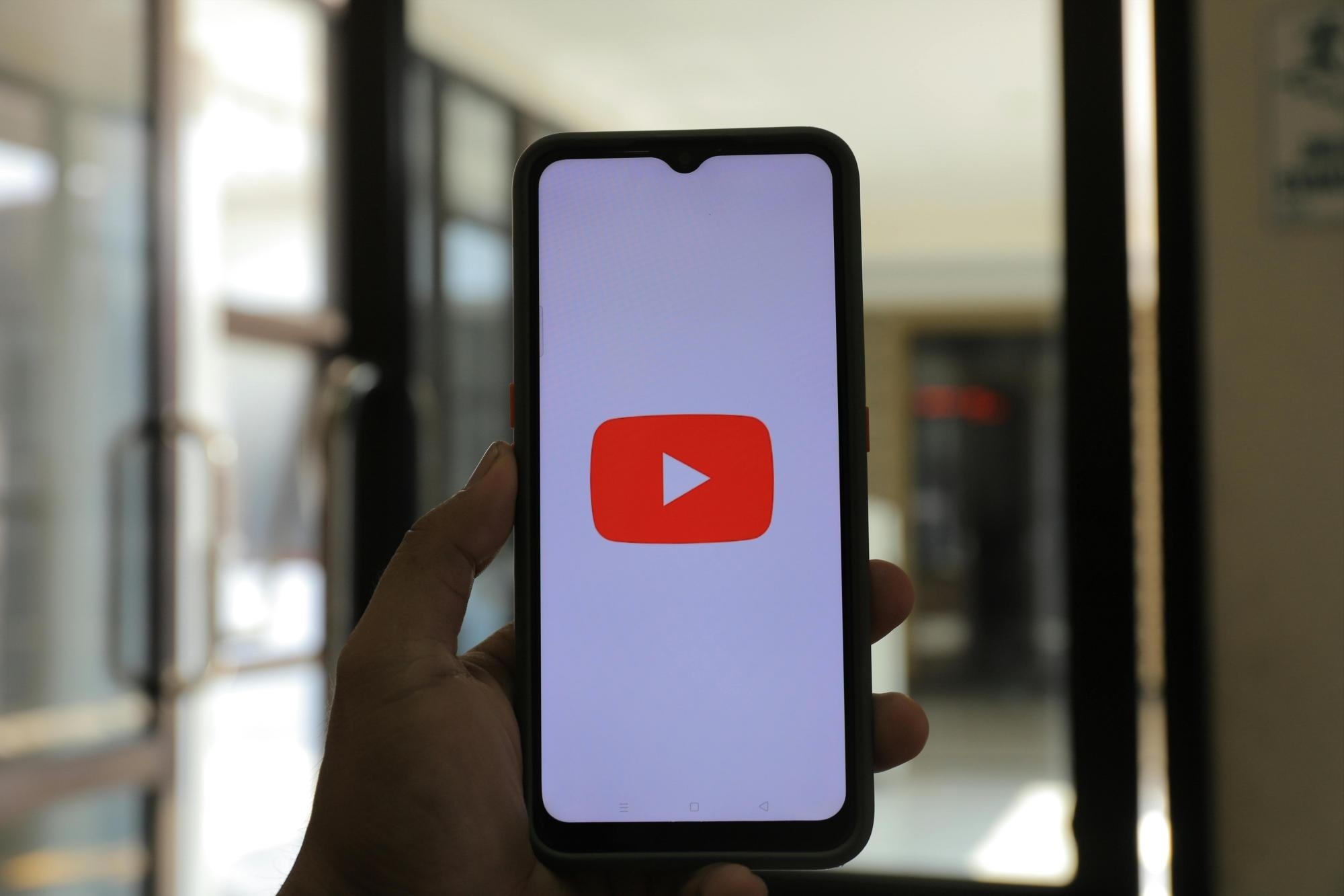 Imagen referencial: Aplicación YouTube abierta en dispositivo móvil. (Pexels)
