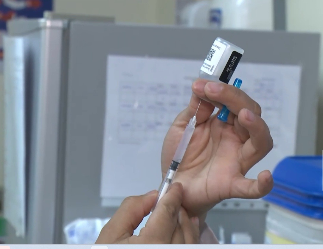 Imagen de una persona alistando una vacuna. (Televistazo)