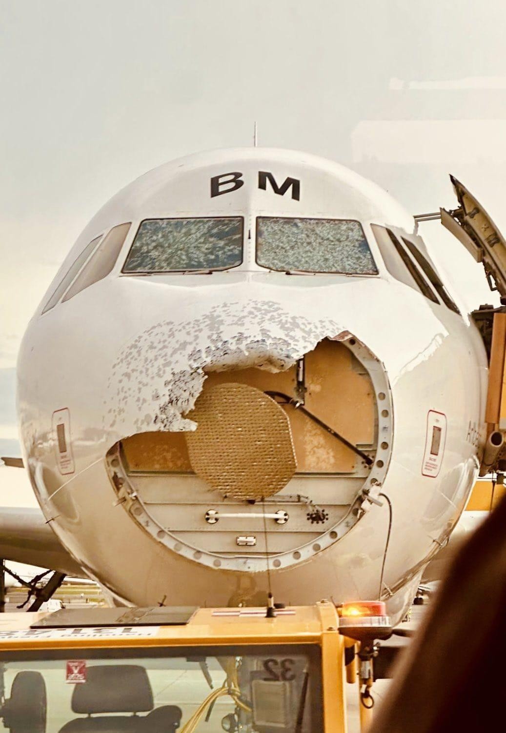 Nariz del avión destrozada por la tormenta de granizo (Redes sociales)