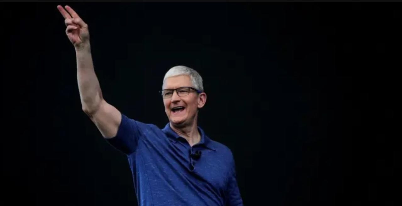 El máximo directivo de Apple, Tim Cook, estuvo en la cita en la que se hicieron los anuncios.