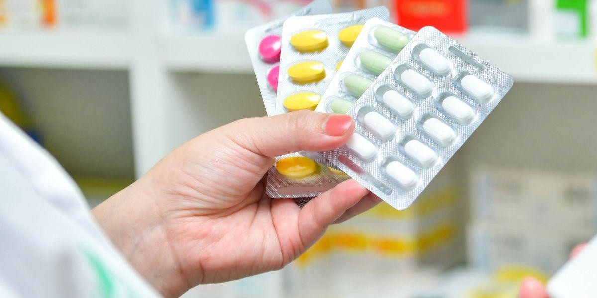 Una persona sosteniendo medicinas. (Foto: Internet)