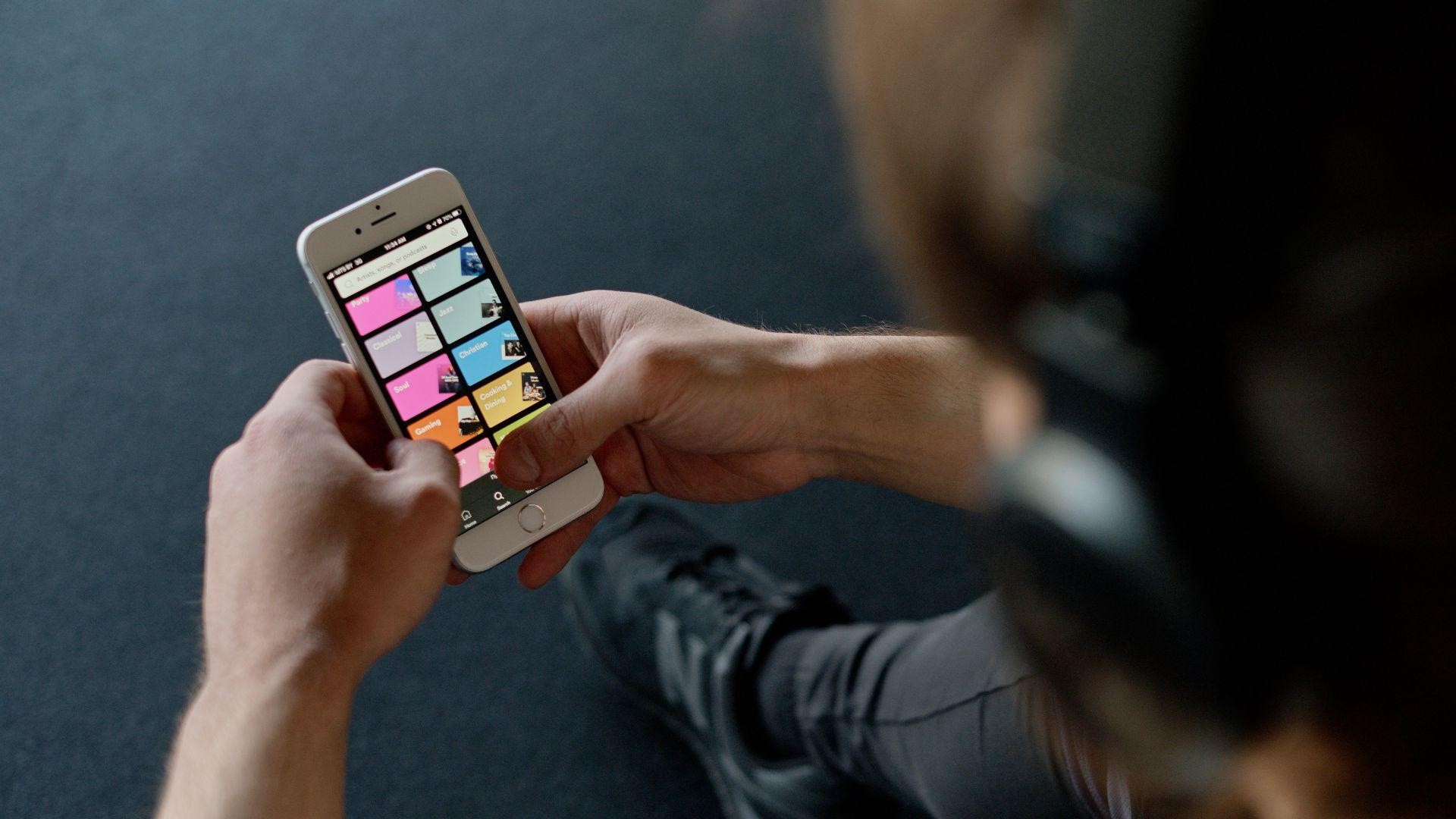 Imagen referencial: Géneros musicales en aplicación de Spotify. (Canva)