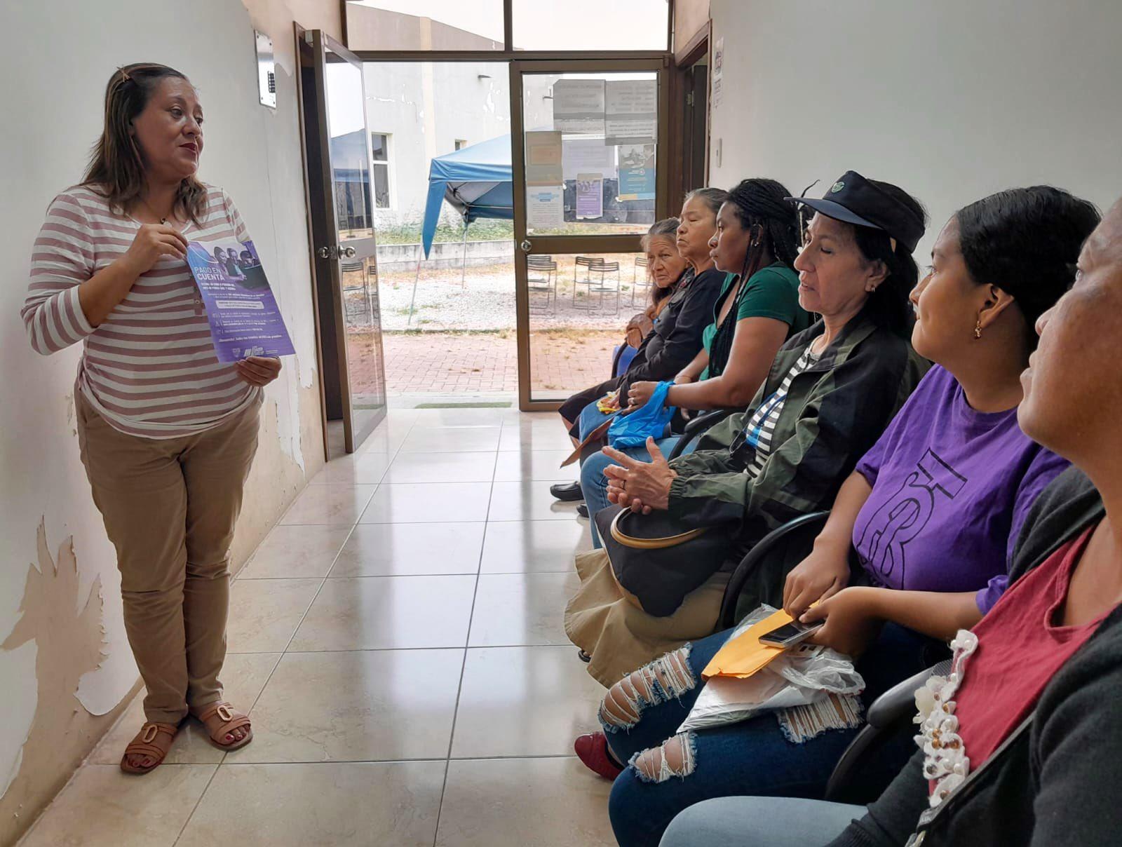 Personal del MIES en la socialización de la apertura de cuentas bancarias básicas y sin costo, para recibir bonos y pensiones. (Foto: Ministerio de Inclusión)