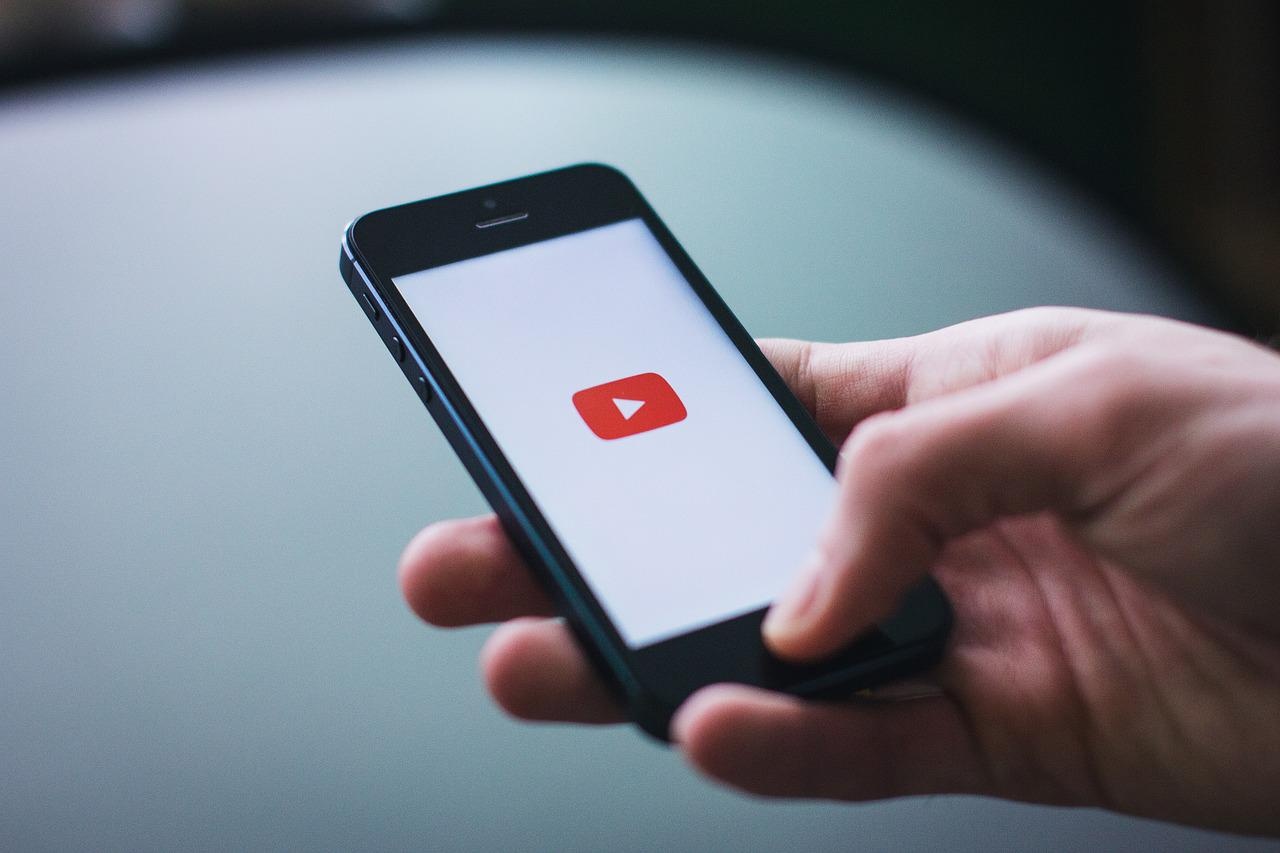 Aplicación de YouTube en celular. (Freepik)