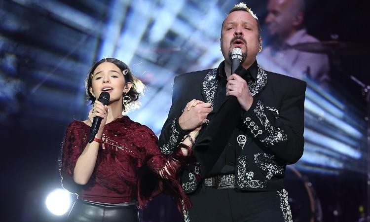 Imagen de archivo de Pepe Aguilar y Ángela Aguilar en concierto. (RRSS)