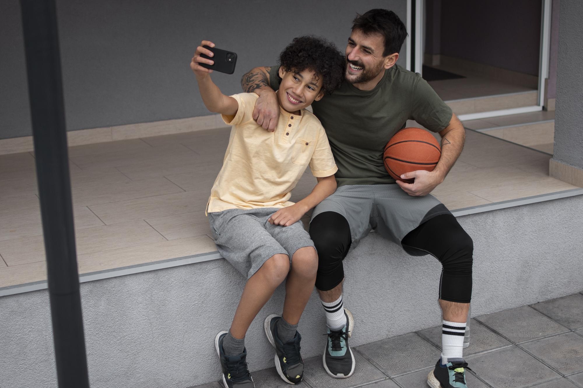 Papá hace deporte con su hijo. (Freepik)
