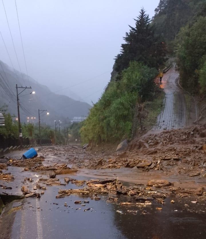 Ramas, piedras y abundante agua se registró la mañana del 16 de junio en la vía E35. (SNGR)