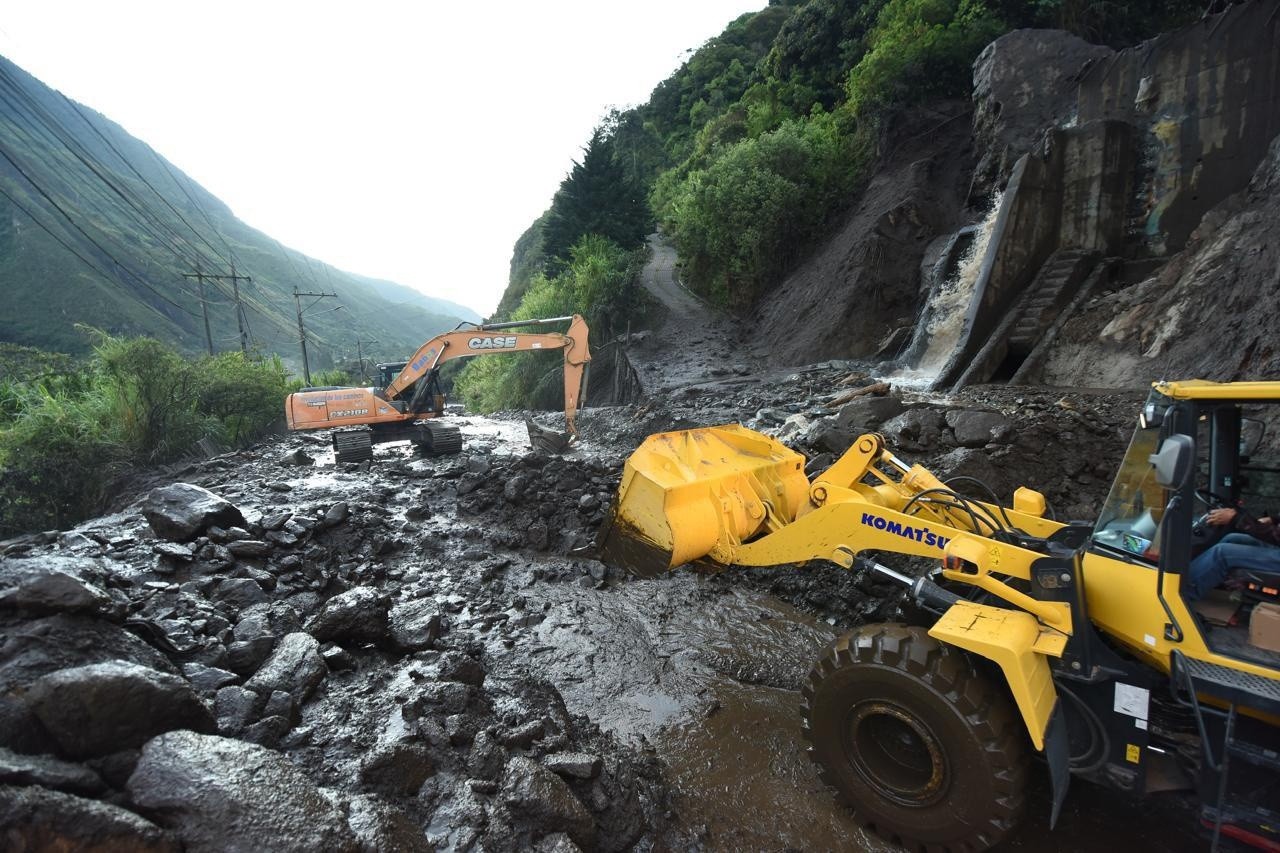 Maquinaria trabaja en la vía Baños-Puyo. (Ministerio de Transporte)