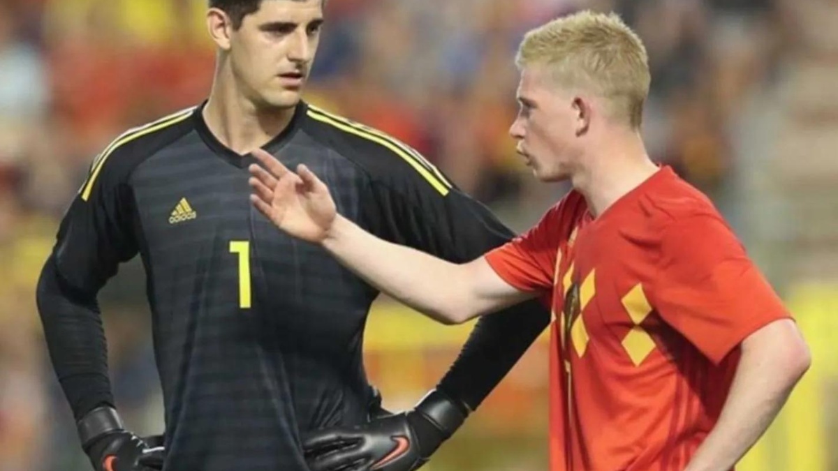 Courtois y De Bruyne en la Selección belga. (Archivo)