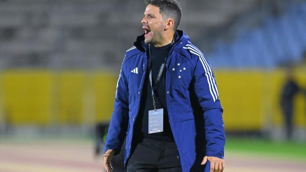 Larcamón dirigiendo a Cruzeiro ante U. Católica en el Atahualpa por Copa Sudamericana.  (Archivo)